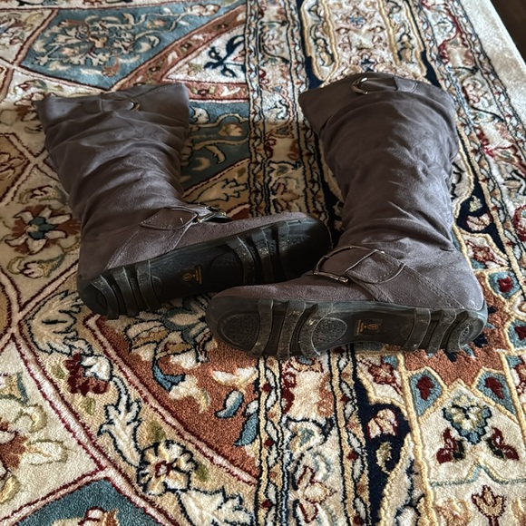 Size 7.5M gray knee high boots with buckles and Zipper.pre Loved - Picture 7 of 9